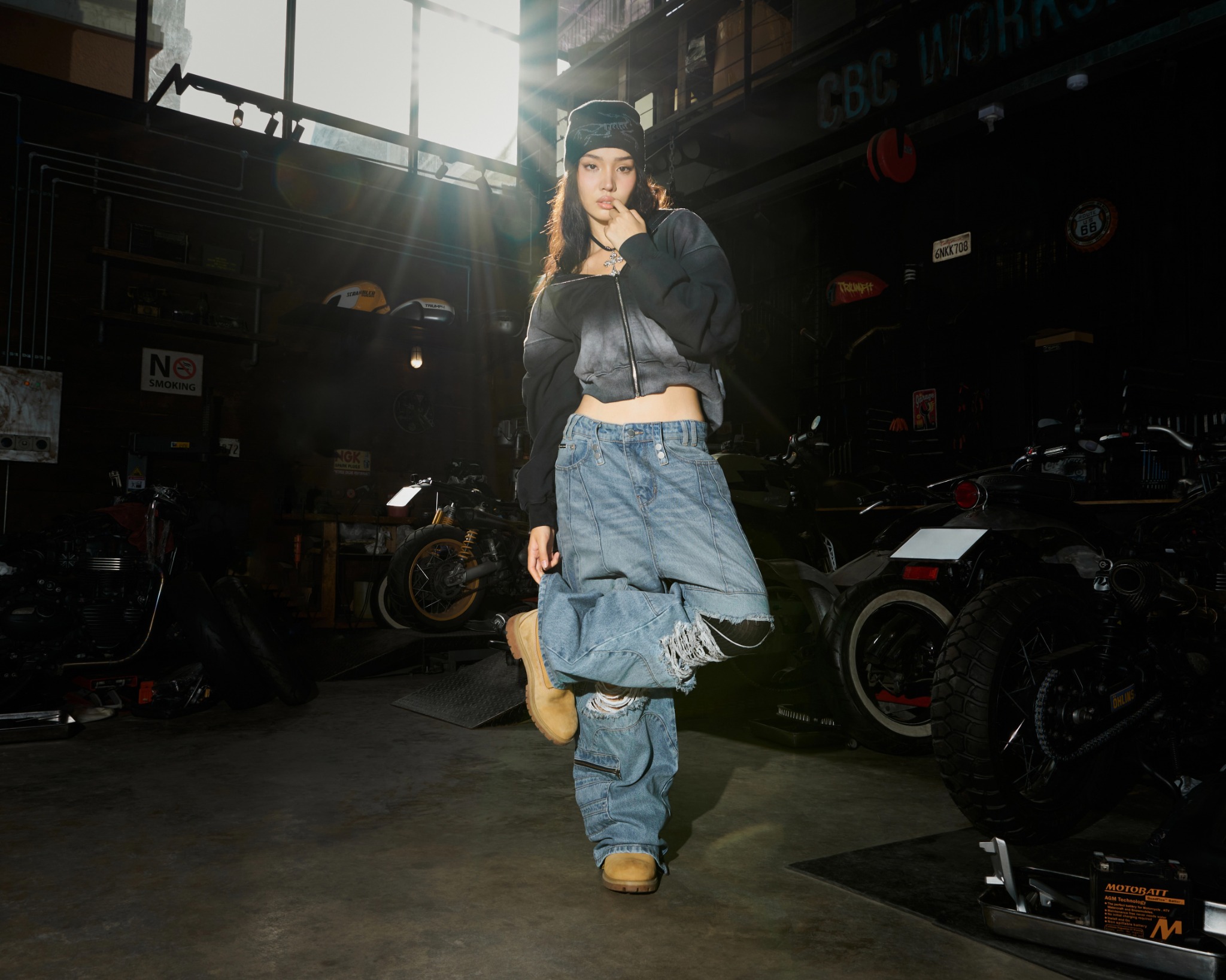 ERG15 - 'SI BON' DISTRESSED CARGO JEANS - LIGHT BLUE